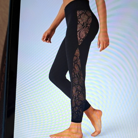 HALARA Pants - MEDIUM 7/8.   HALARA SOFTLY ZERO CROSSOVER LACE YOGA LEGGING